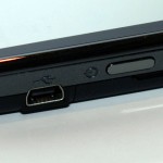 F900採用Mini USB連接腦及充電，至於開關鍵也位於左側。